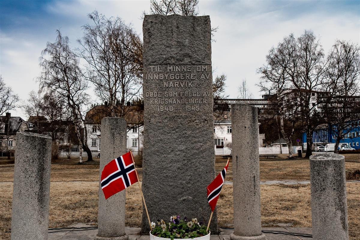 Bilde av minnesmerket i kirkeparken i Narvik - Klikk for stort bilde