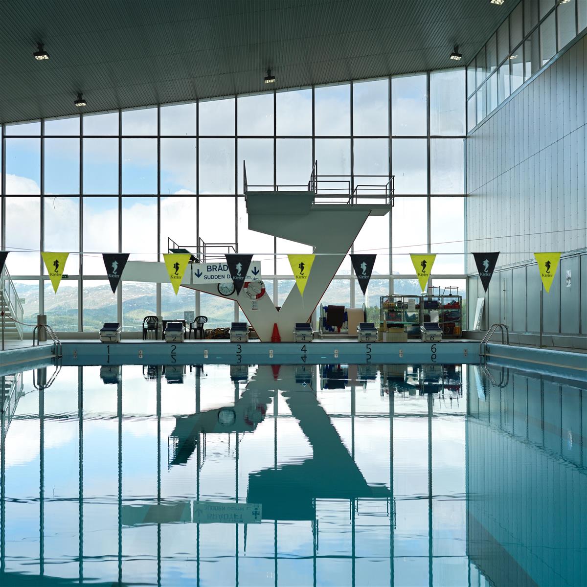 Bilde basseng og stupetårn Idrettens Hus - Klikk for stort bilde